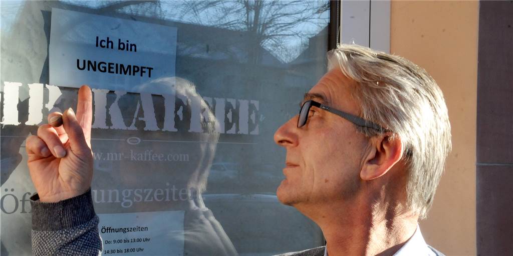 „Ich bin ungeimpft“: Mr. Kaffee am Rathaus verkauft trotzdem weiter „Ich bin ungeimpft" informiert das Schild, das Thaddäus Wojtas an die Eingangstür seines Geschäfts „Mr. Kaffee" gegenüber vom Rathaus I geklebt hat.