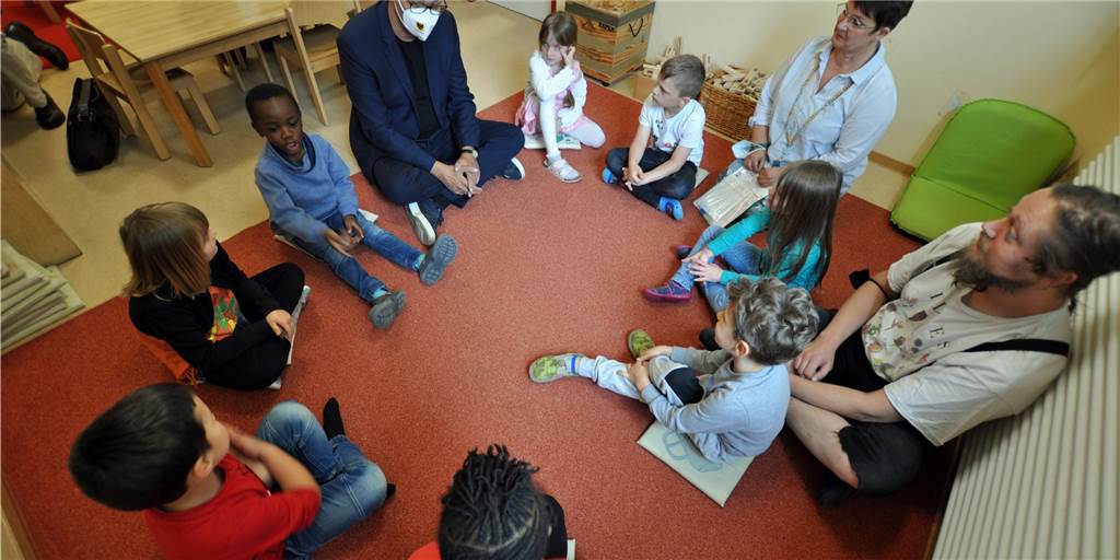 Lolli-Tests: An manchen Kitas machen nur 30 Prozent der Kinder mit Oberbürgermeister Thomas Westphal hat die Kita an der Akazienstraße besucht, um dort zu sehen, wie die Lolli-Tests funktionieren.