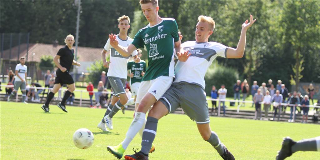 „Völlig überraschende“ Herbstmeisterschaft des FC Nordkirchen versüßte Simon Mors den Uni-Alltag Simon Mors (l.) war in dieser Saison schon zehn Mal für den FC Nordkirchen erfolgreich.