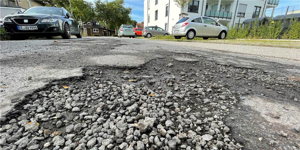 Diese Straßen sollen bis 2026 in Castrop-Rauxel saniert werden Schlaglöcher übersäen die Straße am ehemaligen Habinghorster Marktplatz. Der Habinghorster Markt ist eine der schlechtesten Straßen in Castrop-Rauxel. Seit Jahren schon.