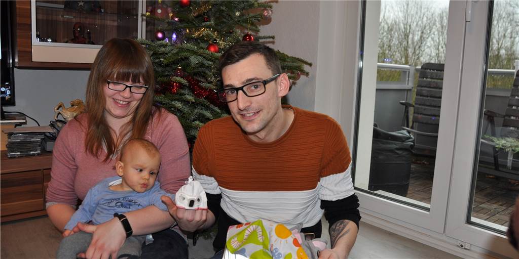 Ein ganz besonderes Weihnachten in Lünen: Leandro lebt Die Frühchen-Mütze, die Papa Tobias Lücker (31) auf seinen Fingern trägt, passt dem kleinen Leandro zum Glück schon lange nicht mehr. Er und Jaquelin Raffael (27) sind überglücklich, Weihnachten mit ihrem Sohn verbringen zu können.