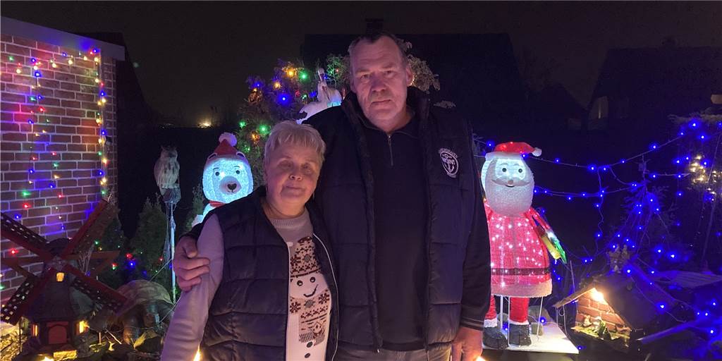 Renate und Torsten Kullmann im Weihnachtsparadies in ihrem Garten.