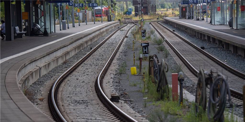 Gute Nachricht für Pendler: Land fördert Ausbau der Bahnstrecke Kamen bei Hendrik Wüst (4.v.r.) in Sachen Münster-Lünen ein gutes Stück voran: Marc Henrichmann (3.v.l.) und Dietmar Panske (r.) freuen sich mit Henning Rehbaum, Thomas Stohldreier, Wilhelm Korth, Dr. Christian Schulze Pellengahr, Dr. Julian Allendorf und Joachim Künzel, Geschäftsführer des Zweckverbands Nahverkehr Westfalen-Lippe (NWL), über die Finanzierungszusage.