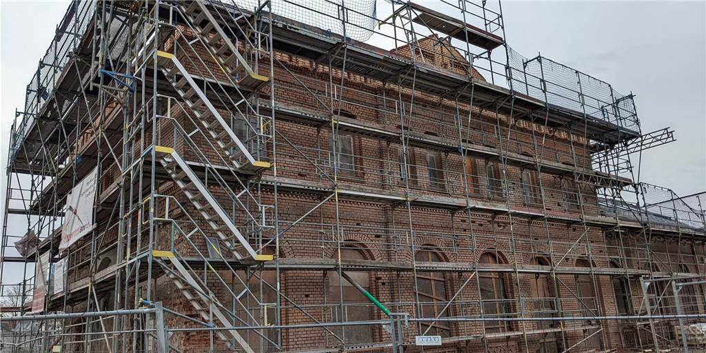 Viele Baustellen: Stadtumbau Dorsten biegt auf die Zielgeraden ein Seit Februar wird am Bahnhofsgebäude gearbeitet. Er wird zum Bürgerbahnhof umgestaltet. Auch die Vorbereitungen und Tunnelabrissarbeiten für den neuen Vorplatz haben begonnen.
