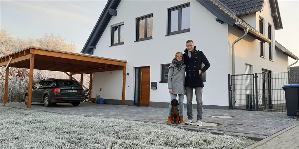 Traum vom Eigenheim in Haltern – so lange dauert es bis zur Genehmigung Elli Kemper und Sebastian Eßling vor ihrem neuen Haus: Auf die Baugenehmigung haben sie gut zwei Monate gewartet.