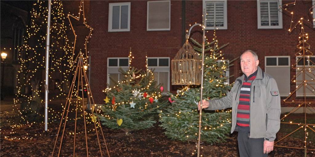 Neues Weihnachtsbild im Dorf – auch dank der Ideenschmiede eines Tüftlers Seine eigenen Ideen und das handwerkliche Geschick hat Paul Engbers eingebracht. In der Jugendkunstwerkstatt sind Teile der neuen Weihnachtslandschaft entstanden. Kinder und Jugendliche haben die Bäume geschmückt.