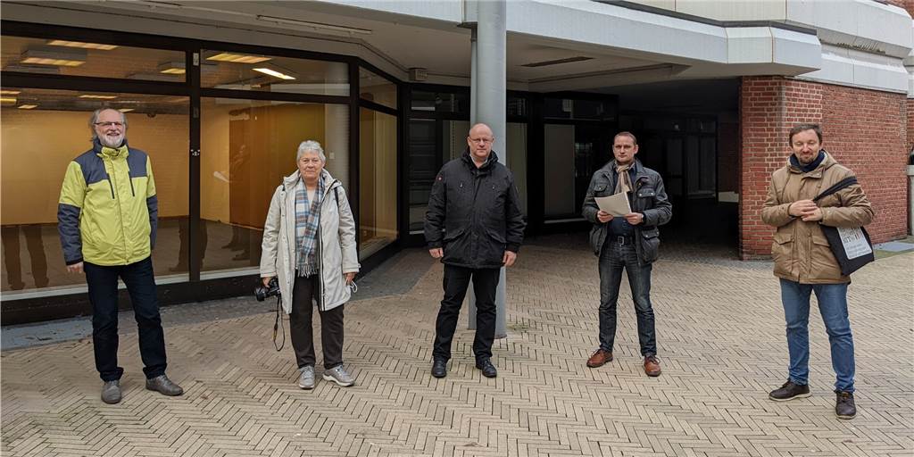 Innenstadt: Signal frei für besonderes Spielzeug-Fachgeschäft in Dorsten Schlüsselübergabe für gleich zwei Ladenlokale (v.l.): Doris Gerhard ("Raum für Kunst"), Klaus Schrudde (Geschäftsführer Caritasverband), Jan Striewe (City Toys Dorsten) und City-Manager Christoph Krafczyk.