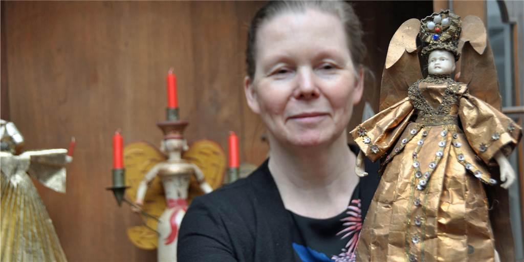 Weihnachten im Museum: Als es Bescherung nur in bürgerlichen Familien gab Zur kleinen Weihnachtsausstellung im Museum gehört auch ein Engel mit Wachskopf und metallischem Gewand. Museumsleiterin Dr. Katja Stromberg zeigt Gegenstände, die aus dem Alltag der Lünerinnen und Lüner stammen. Sie sind kulturgeschichtlich interessant.