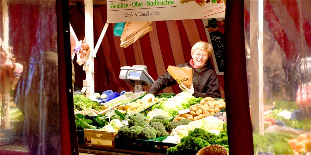 Nach 100 Jahren: Familie van de Maat gibt Obst- und Gemüsehandel auf Birgit van de Maat (62) frühmorgens an ihrem Marktstand in Ahaus. Am 31. Dezember wird sie ihn ein letztes Mal aufbauen. Dann endet die 100-jährige Geschichte des Familienunternehmens van de Maat. Birgit van de Maat geht in den Ruhestand.