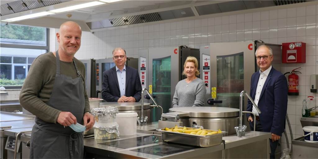 Problem Schulessen: Kommentare aus den Sozialen Medien im Überblick Thomas Enning (l.) war für die weiterführenden Schulen in Ahaus damals in die Bresche gesprungen, um den Caterer aus Münster zu ersetzen, der seinen Vertrag gelöst hatte. Bei der neuen Ausschreibung für das Schulcatering kam er aber nicht mehr zum Zug. Schülerinnen und Schüler sowie auch viele Eltern wünschen sich wieder Essen aus der Region, wie das von Thomas Enning.