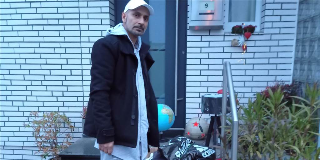 Ein „Engel“ rettet Herrn Ahmed zu Weihnachten aus der Obdachlosigkeit Mit seinen wenigen Habseligkeiten steht Rukhsar Ahmed vor dem Haus in Herten-Süd, in dem er eine Wohnung bekommen hat.