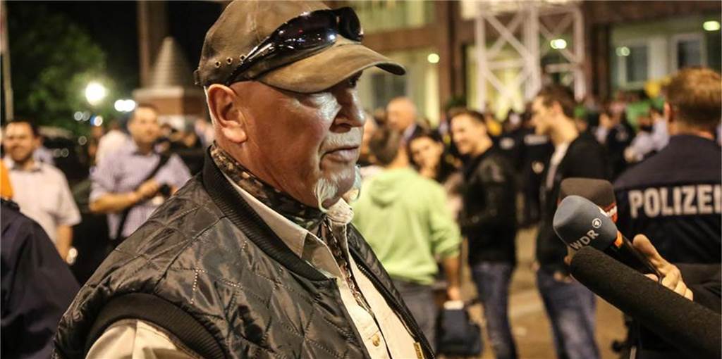 Streit um Neonazi-Asche: Gericht hat über Siegfried Borchardts Grab entschieden Das Archivbild zeigt Siegfried Borchardt in der Nacht der Kommunalwahl 2014. Neonazis wollten sich damals Zutritt zu einer Wahlparty verschaffen. Daraufhin kam es zu gewaltsamen Auseinandersetzungen.