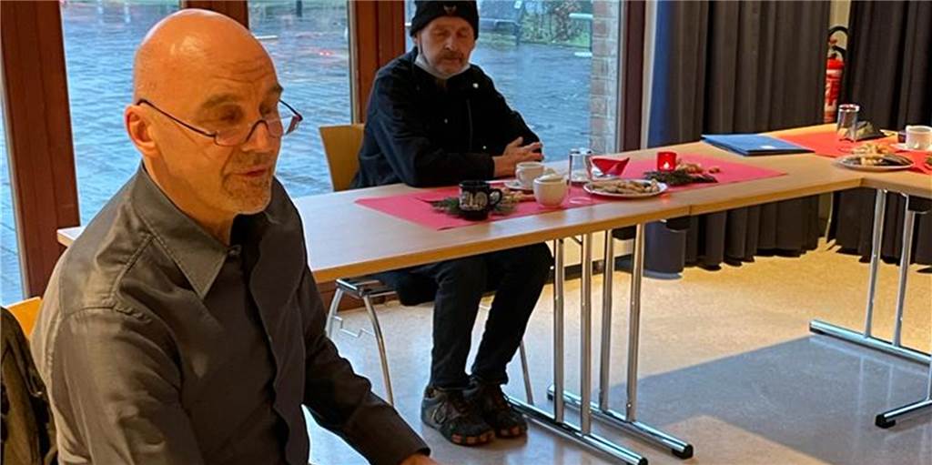 Gemeinsam statt einsam in Selm: Nach der Premiere ist Neues geplant Harald Schäfer (vorne) gehört zu den Ideengebern und Organisatoren der ersten Heiligabendaktion "Gemeinsam statt einsam". Er las die Weihnachtsgeschichte vor.
