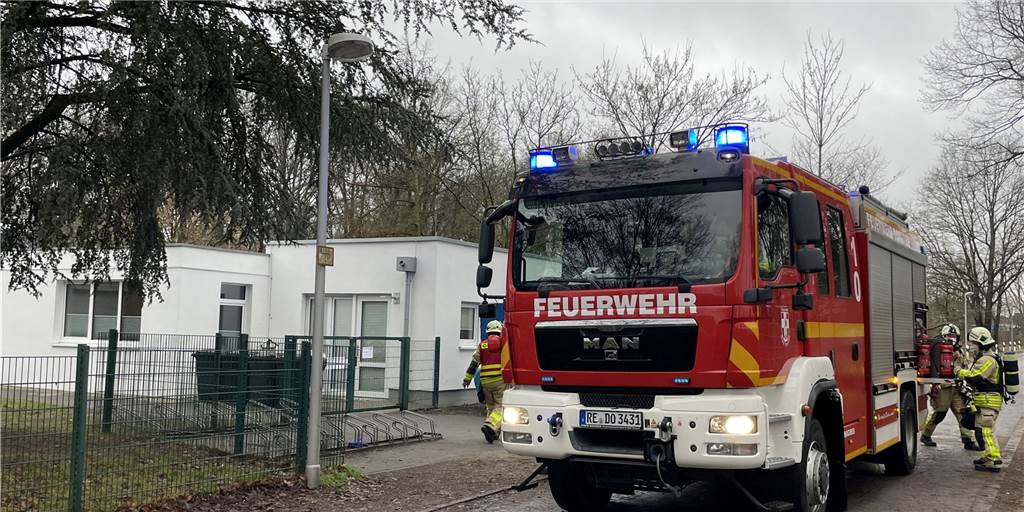 Weihnachten für Feuerwehr Dorsten: Kaminbrand und ein sündiges Präsent Die Feuerwehr rückte zu einem Einsatz zum Wittenbrink-Kindergarten aus, ein Rauchmelder hatte dort allerdings einen Fehlalarm ausgelöst.