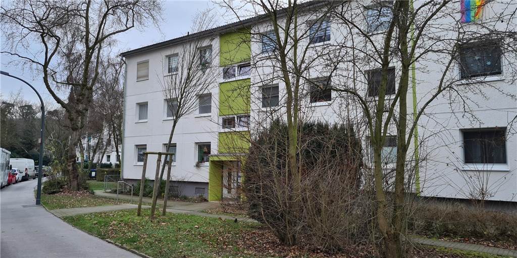 Dortmunder (30) tötet wohl seine Mutter: Nachbarn nennen sie „unauffällig“ In der Wohnung oben links - dort, wo die Rollladen heruntergelassen wurden - soll sich das Familiendrama in Dortmund abgespielt haben.