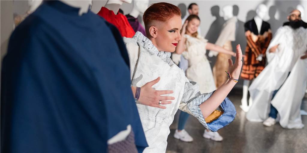 Melina Mertens: Von der Maus Frederick in Haltern am See zu Dior in Berlin Melina Mertens in "How to Dior", Chor der Puppen, im Kunstgewerbemuseum Berlin.