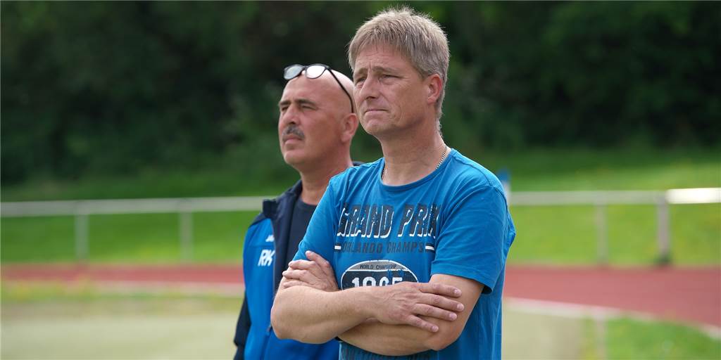 Das Trainerteam des TuS Sythen um Reinhard Kuhlmann und Guido Mentrup (r.) kann sich über vier Neuzugänge freuen.