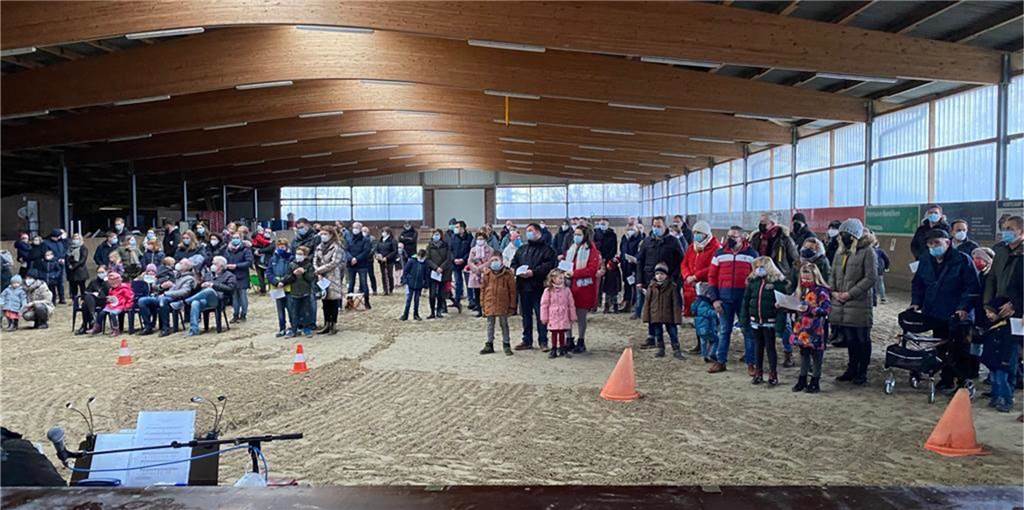 Freude über Weihnachtsgottesdienste – trotz Corona und 3G-Vorgaben Die Gottesdienste in der Reithalle waren gut besucht.