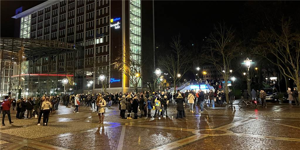Coronaschutz-Gegner sammeln sich am Montag (27.12.) auf dem Dortmunder Friedensplatz.