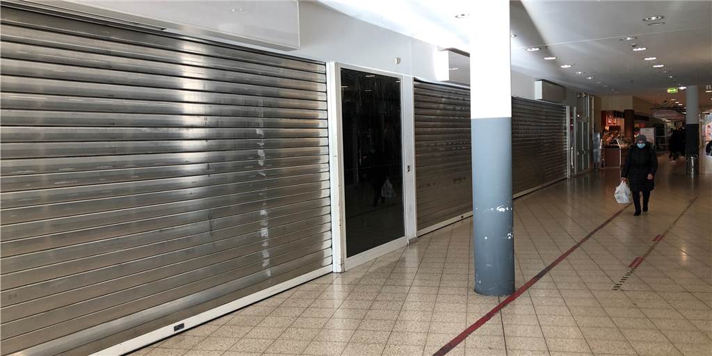Real-Leerstand: SPD befürchtet Verödung der „Neuen Evinger Mitte“ Viele heruntergelassene Rolladen bestimmen derzeit das Bild im Erdgeschoss des Real-Gebäudes in der Evinger Mitte