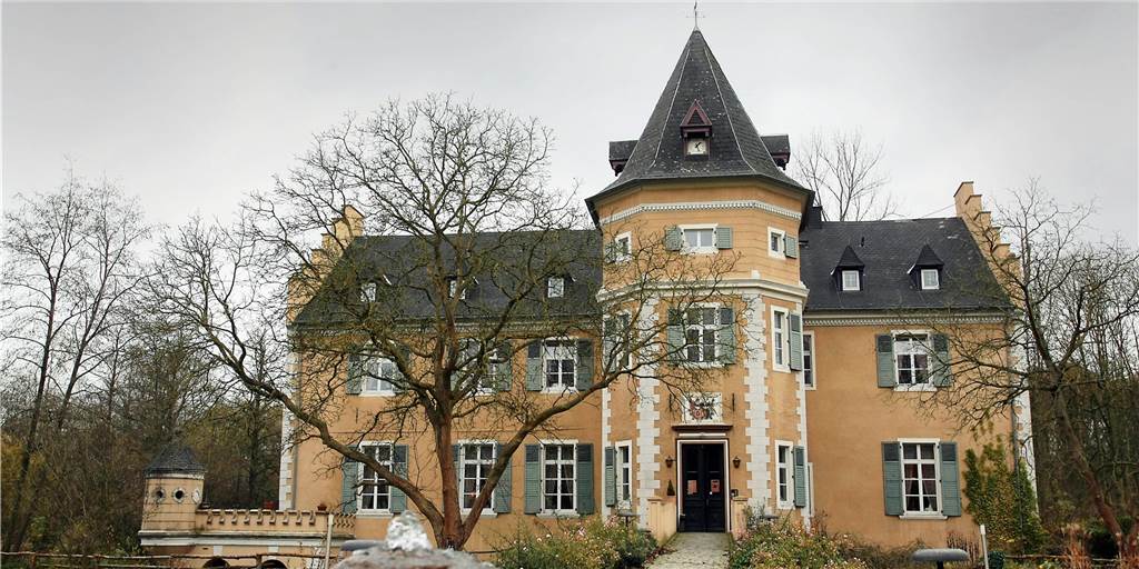 Hilferuf löst neunstündigen Polizeieinsatz in Dortmunder Wald aus Unmittelbar hinter Schloss Westhusen in Dortmund-Westerfilde führt die S-Bahn-Strecke entlang. Südlich davon erstreckt sich der weitläufige Rahmer Wald.