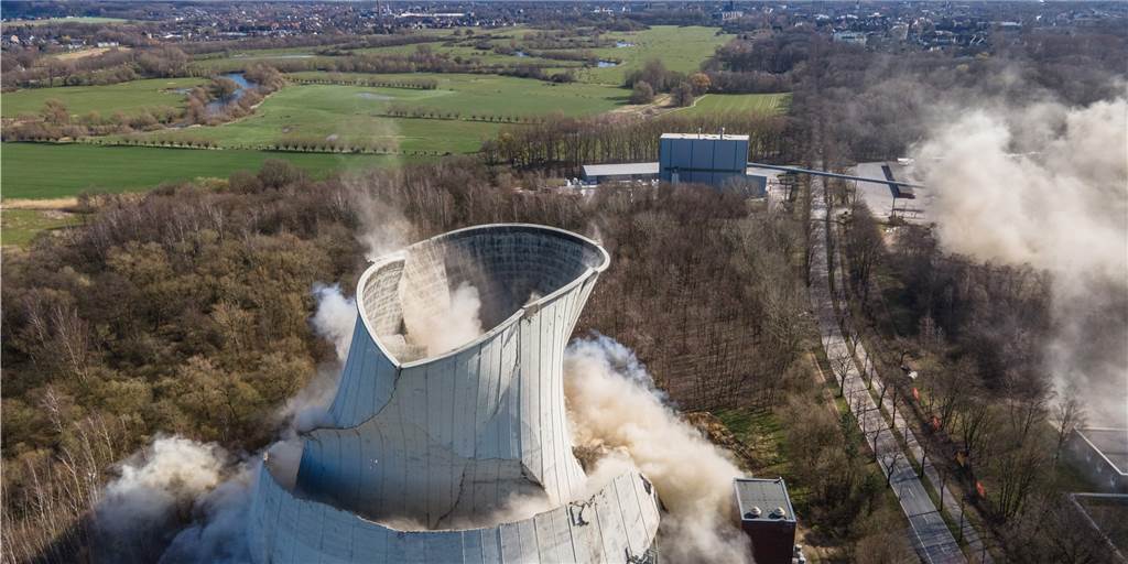 Jahresrückblick 2021: Diese 10 Themen haben Lünen bewegt Spektakuläres Ereignis war die Sprengung von Kühlturm, Kesselhaus und Schornstein am Steag-Kraftwerk in Lünen am 28. März 2021.