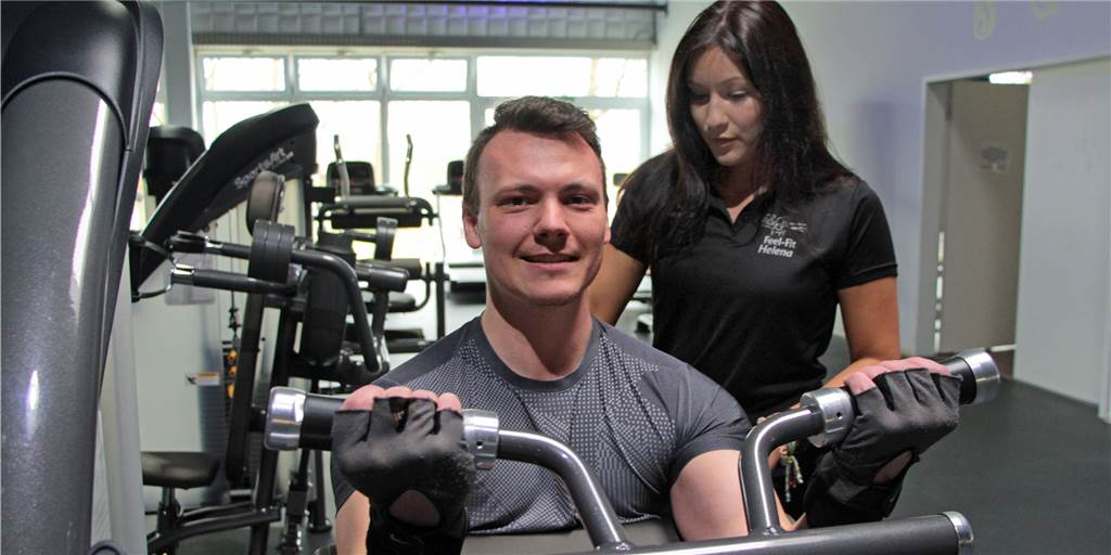 2G plus im Fitness-Studio: Feel Fit in Werne richtet neue Testmöglichkeit ein Auch immunisierte Personen benötigen ab sofort einen Schnelltest, bevor sie ins Fitness-Studio gehen. Das Feel Fit in Werne, hier mit Trainerin Helena Pagonakis und dem Kunden Rainer Eichhorn, hat deshalb eine zusätzliche Teststelle eingerichtet.