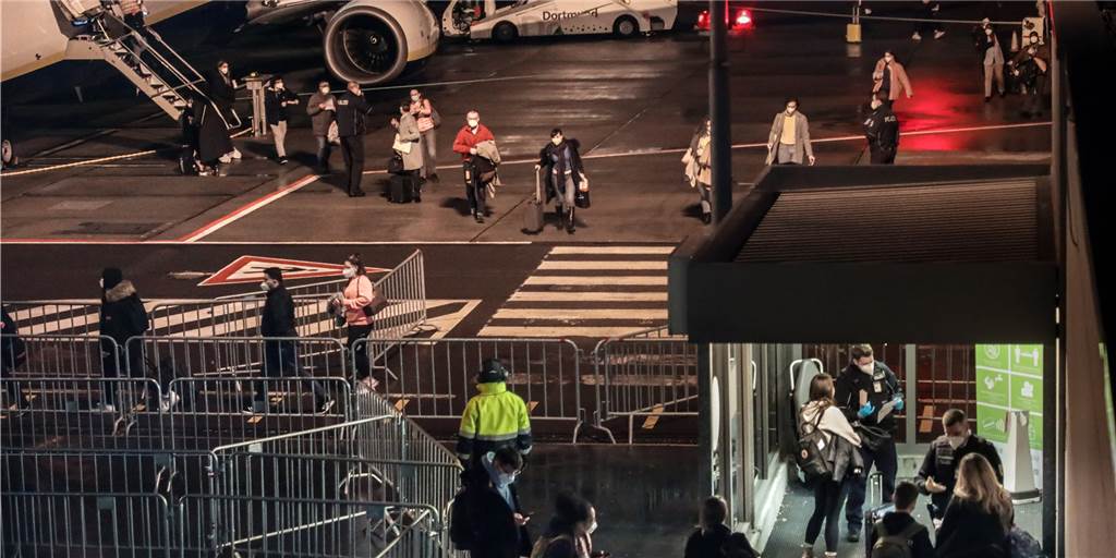Streit um Spätflüge: Wie viele Flieger in Dortmund sind tatsächlich zu spät? Ankunft im Dunkeln: Unser Archivbild aus dem Dezember 2022 zeigt den letzten Flug aus London, der damals in Dortmund landen durfte, bevor die Sperre in Kraft trat. Die Ankunft war gegen 21 Uhr. Um noch spätere Flüge, die nach 23 Uhr landen, gibt es gerichtlichen Streit.