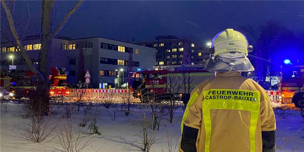 Das waren die sieben spektakulärsten Einsätze 2021 von Feuerwehr und Polizei Das waren die sieben spektakulärsten Einsätze 2021 von Feuerwehr und Polizei