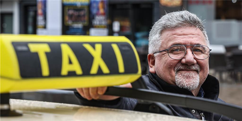 2G im Taxi - In Dortmund kommt auf Wunsch ein geimpfter Fahrer Tahir Akbas (61) gehört zum Vorstand der Taxi-Genossenschaft in Dortmund. Er kündigt an, dass bald 2G-Bestellungen möglich sind. Man kann also ein Taxi rufen, dessen Fahrer geimpft oder genesen ist.