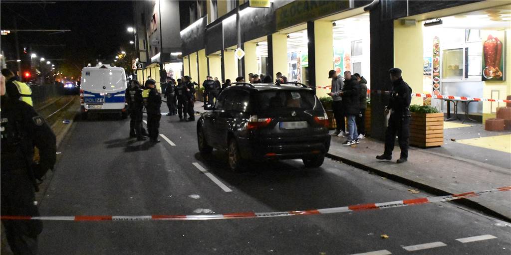 Schüsse an der Rheinischen Straße: Staatsanwältin nennt neue Details Viele Menschen sind an der Rheinischen Straße vor Ort als mögliche Zeugen des eskalierten Streits befragt worden.