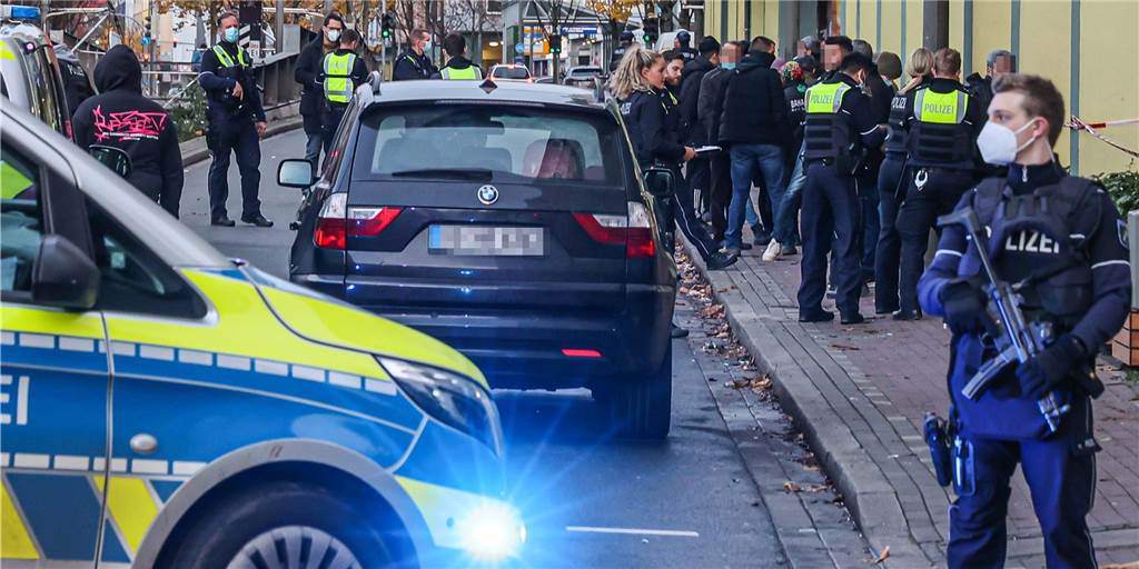 Dortmunds spektakulärste Verbrechen in 2021 – und was aus den Fällen wurde Wir werfen einen Blick zurück auf Dortmunds spektakulärste Verbrechen im Jahr 2021. Hier: Ein großer Polizeieinsatz an der Rheinischen Straße im November, nachdem dort Schüsse gefallen sind.