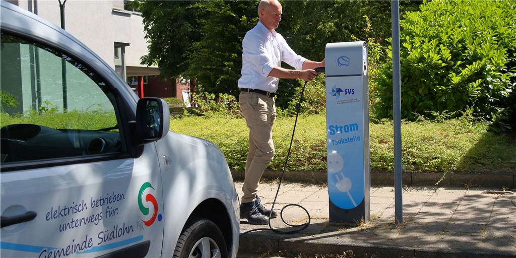 Südlohner und Oedinger können neues E-Auto der Gemeinde stundenweise leihen Bauamtsleiter Dirk Vahlmann macht es vor: Schon jetzt steht ein E-Dienstfahrzeug der Gemeinde am Rathaus in Oeding. Dieses soll nun ersetzt werden, davon sollen auch die Bürgerinnen und Bürger profitieren.