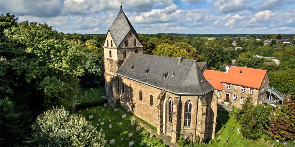 Dortmund würdigt Hohensyburg als Ausflugsziel mit spannenden Schätzen Die Kirche St. Peter zu Syburg ist Denkmal des Monats Dezember. Das Foto stammt aus dem aktuellen Syburg-Kalender 2022.