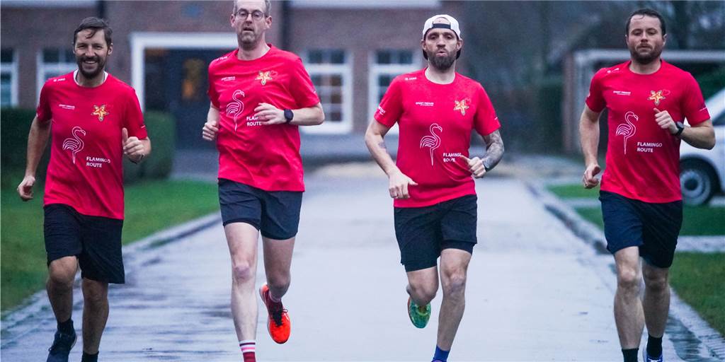 Silvestervorsatz wirkt nach: Vier Vredener laufen 450 Kilometer Flamingoroute Die vier Sternläufer (von links) im flamingofarbenen Trikot: Jens Laurich, Raphael Kampshoff, Simon Lechtenberg und Stefan Nagenborg.