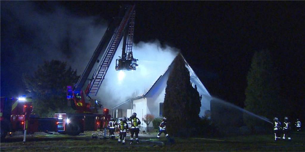 Verheerendes Feuer zerstört Haus: Oberadener Fanclub startet Spendenaktion Die Feuerwehr im Einsatz beim Brand am zweiten Weihnachtstag in Heil.