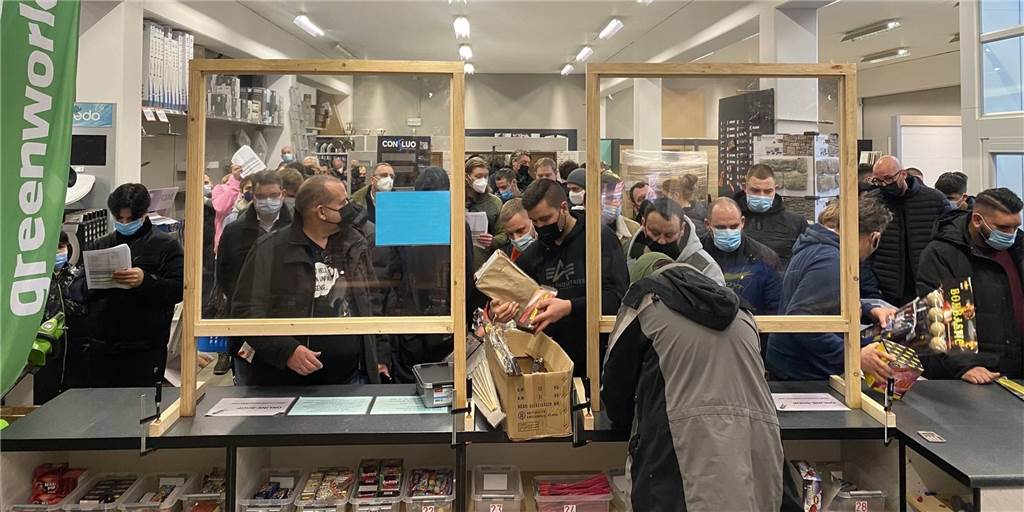 Deutsche stürmen „Böllerladen“ in Belgien Großer Andrang: Deutsche kaufen in einem Geschäft in Belgien Pyrotechnik.
