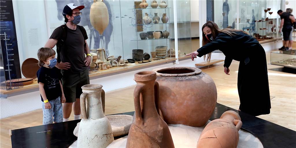 Halterns Museum hatte weniger Besucher, ist aber viel digitaler geworden Museumspädagogin und "Römer-Checkerin" Julia Großekathöfer erläutert Paul und Kalle Fürhoff einige Ausstellungsstücke im Museum.