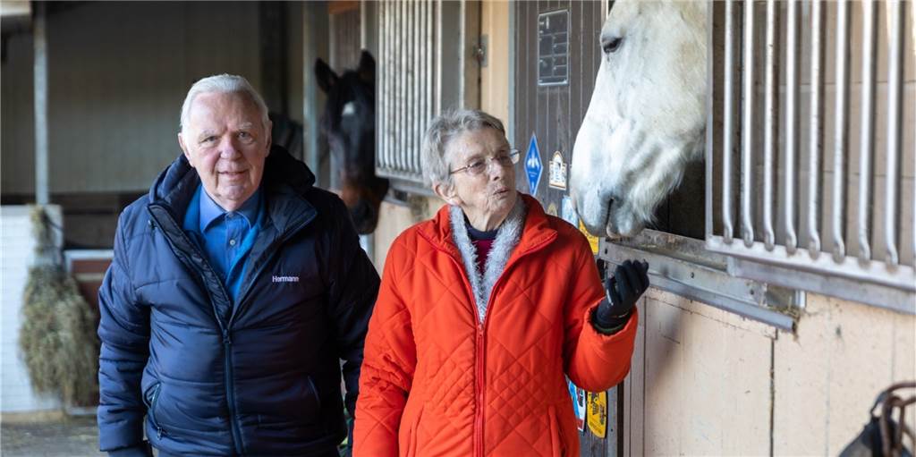 Seit sieben Generationen gehört das Pferd zur Familie Terhörst Marlis und Hermann Terhörst am Stall bei ihrem Erfolgspferd Chacalacca T aus eigener Zucht.