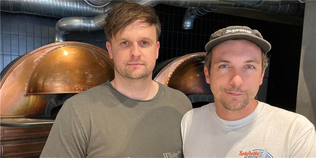 Adrian Kuras (r.) und Dominik Grzeschik gehören zum Team einer beliebten Dortmunder Pizzeria. Der Umzug des Restaurants hat besonders viele Menschen interessiert.