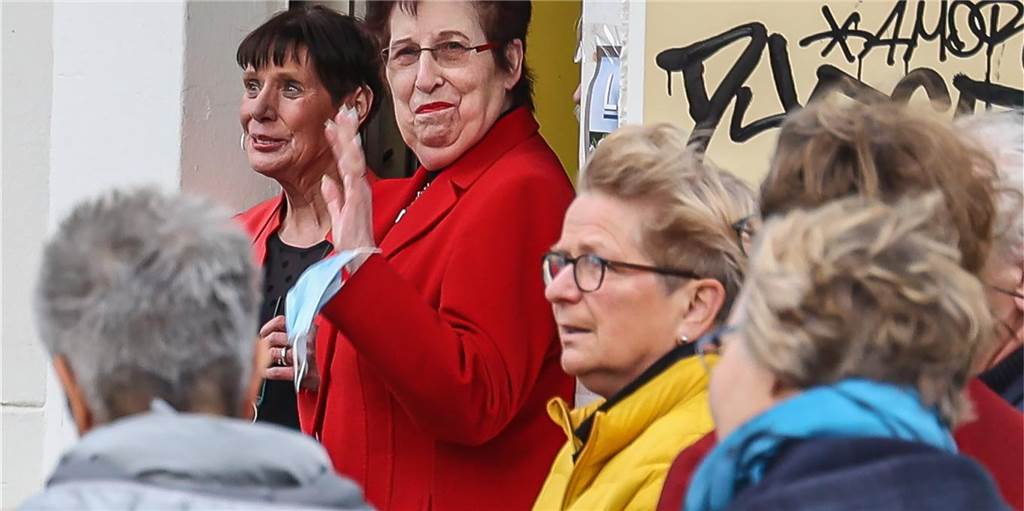 Ständchen und Tränen: Emotionaler Abschied von Dortmunder Traditionsgeschäft Mechthild Kemper (2.v.l.) und ihre Mitarbeiter Inge Kehlau (links) empfingen Freunde ihre Geschäfts im Dortmund Kreuzviertel. Die Besucher gaben zum Abschied ein Ständchen.