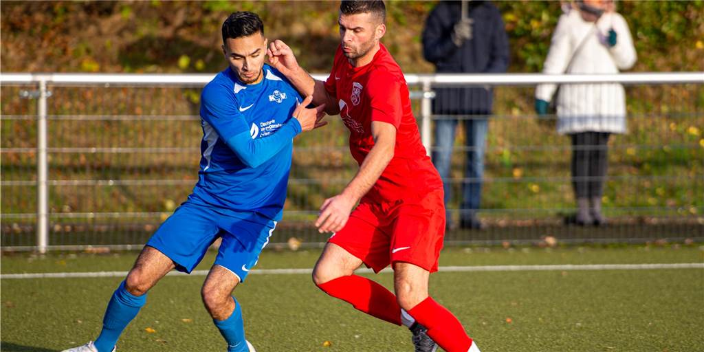 Zwölf-Tore-Festival wird von Tumulten überschattet – Die Lüner Tor-Spektakel der Hinrunde Die 1:9-Niederlage des Lüner SV II (rote Trikots) gegen den Königsborner SV gehört zu den torreichsten Spielen der Hinrunde.