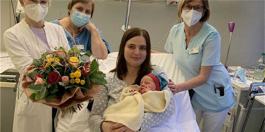 Letzter Geburtsjahrgang in Borken: Neujahrsbaby heißt Henry Freude über den kleinen Henry: die Mutter Manuela Kaenders mit (von links) Gynäkologin Maria Auras, Hebamme Annett Barth und Kinderschwester Magdalene Günther.
