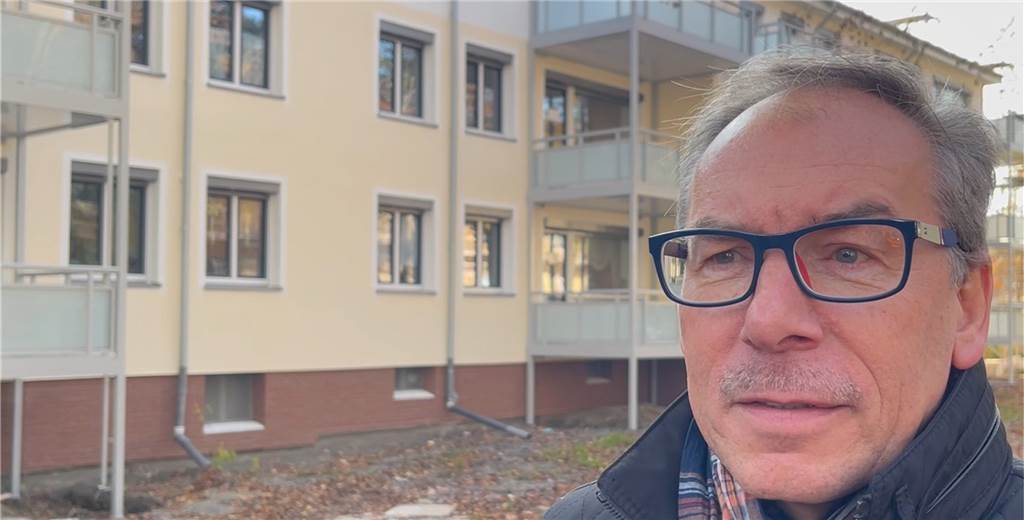 Bauverein zu Lünen: Die ersten 54 Alt-Wohnungen sind klimaneutral saniert Andreas Zaremba, der Chef des Bauvereins, steht vor den jetzt klimaneutralen Wohnungen in Brambauer.