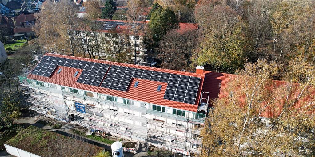 Bauverein zu Lünen zeigt im Video: So werden Altbauten CO2-neutral Fotovoltaik-Anlagen auf dem Dach: die Bauverein-zu-Lünen-Siedlung in Brambauer am Espelkamp.