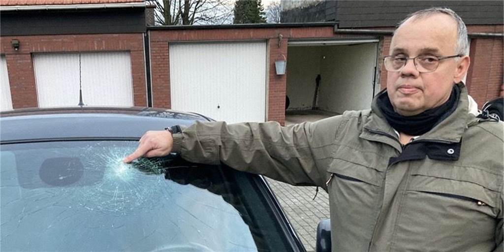 Stein fliegt von Brücke in Autoscheibe - Schock für Opa und Enkel Bernd Waselewski (59) zeigt auf die gesplitterte Frontscheibe seines Autos.