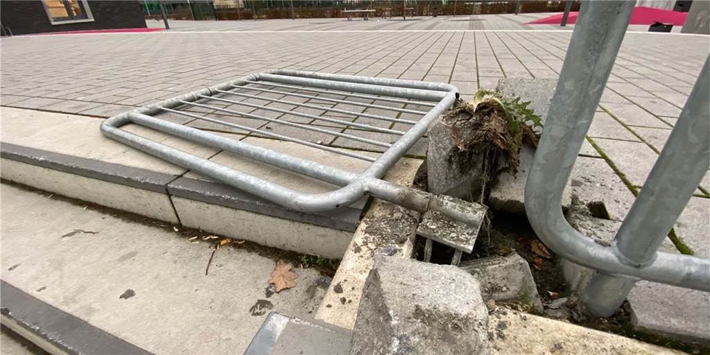 Wieder Vandalismus in Selm: Dieses Mal ist der Skatepark betroffen Ein Zaun ist am Skatepark in Selm zum Jahreswechsel aus dem Pflaster gerissen worden.