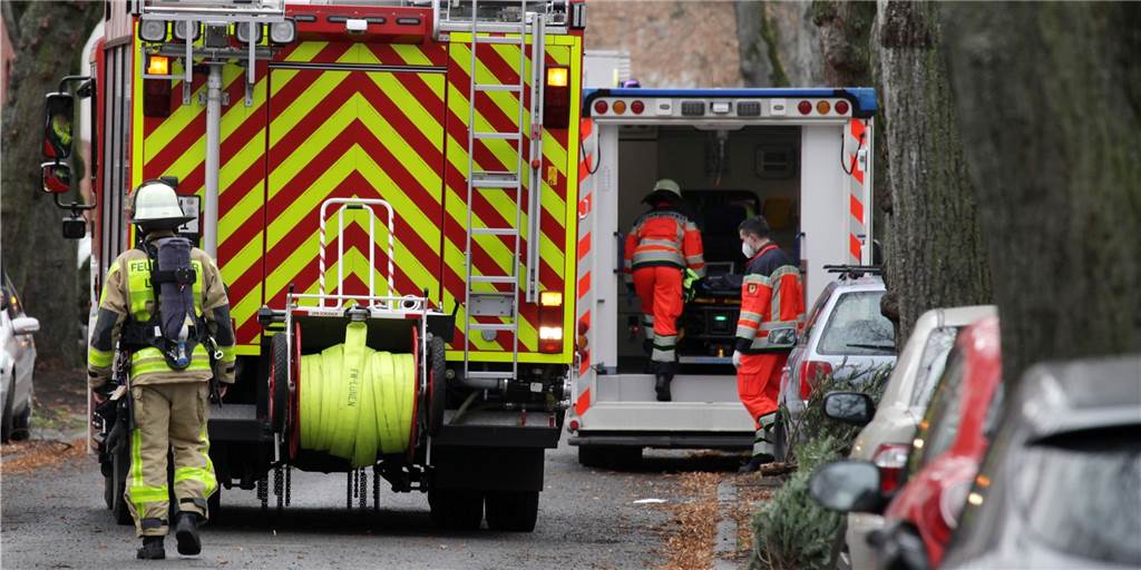 Rauch aus Kellerfenster in Brambauer: Nachbarn wählen den Notruf Die Feuerwehr war schnell vor Ort und auch schnell wieder weg, denn die Retter erwartete an der Kurtstraße kein Feuer.