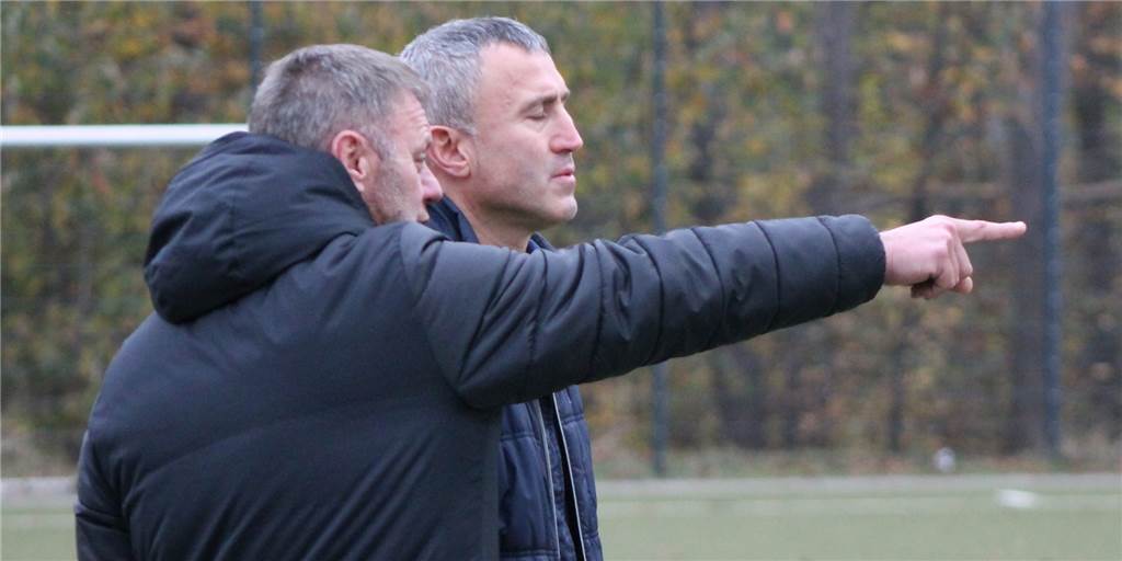 Defensivmann des Kamener SC zieht weiter zur IG Bönen Das Trainergespann des Kamener SC mit Thorsten Lenz und Ahmet Kahya möchte weiterhin oben an der Kreisliga-Spitze bleiben. Ein Defensivmann indes verlässt den Klub in Richtung IG Bönen.