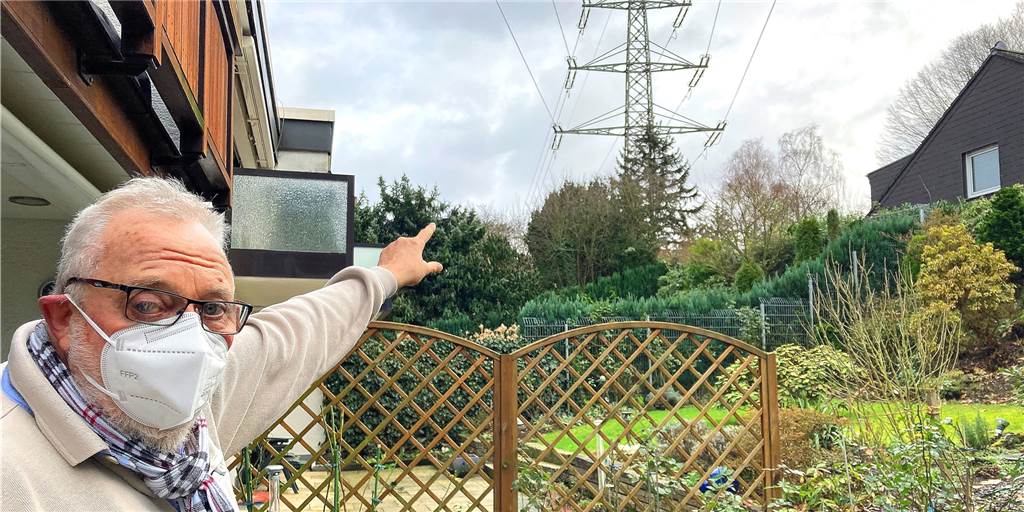 Trasse abgeschaltet: 30 Strommasten verschwinden aus dem Dortmunder Süden Hans-Dieter Haubrock in seinem Garten: Die Hochspannungsleitung führt quer über sein Haus und sein Grundstück und weiter über viele weitere Häuser an der Schneidersttraße.